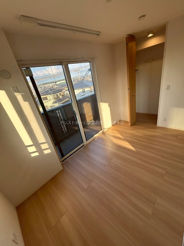 デンテ・ディ・レオーネ 窓があり日差しの入るお部屋です