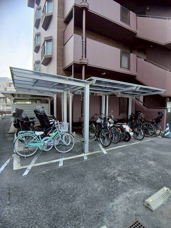 パストラル羽衣 屋根付き駐輪場