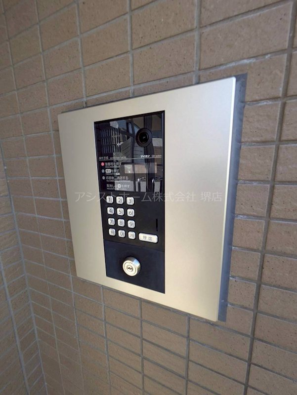 サニーコート鳳南 オートロック完備なので女性でも安心です。
