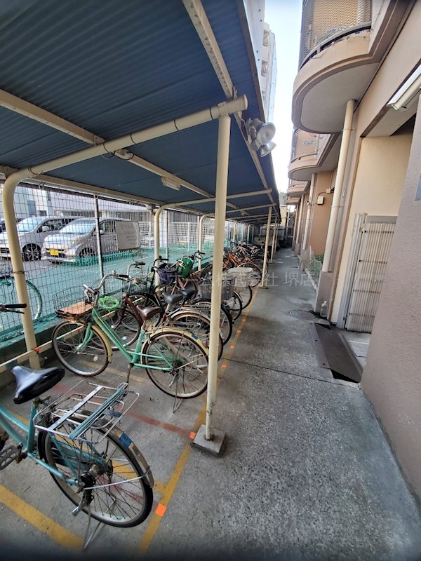 朝日プラザ堺東  屋根付き駐輪場
