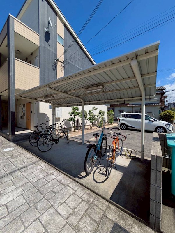 フジパレス津久野Ⅲ番館 屋根付き駐輪場