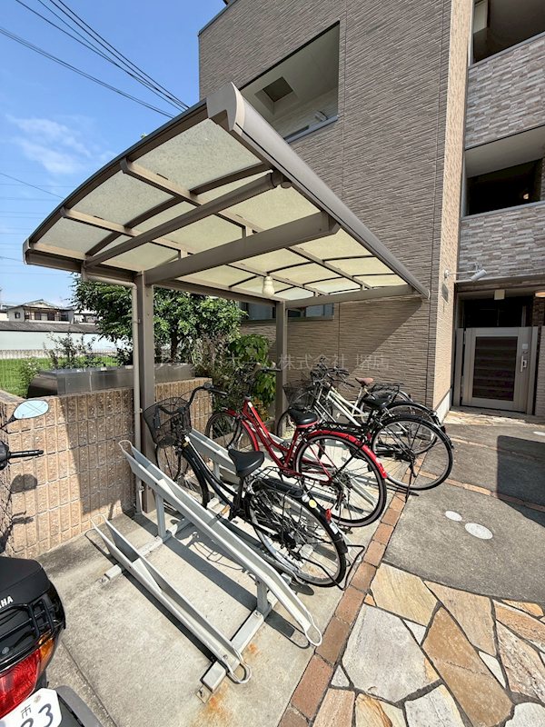 フジパレス百舌鳥赤畑町Ⅴ番館 屋根付き駐輪場