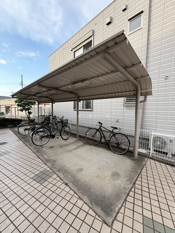 ロイヤルパレス 屋根付き駐輪場