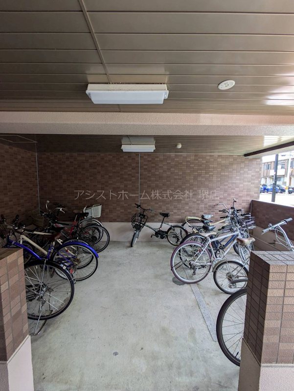 イーストキューブ 屋根付き駐輪場