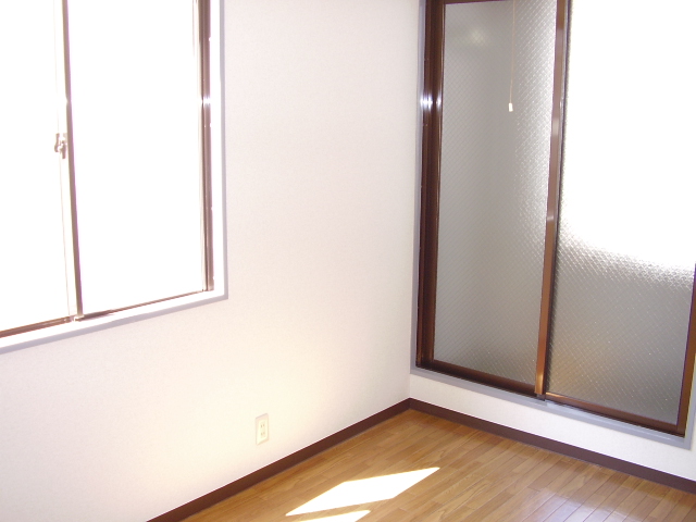 プレナス御陵前 よこ窓も付いているので明るいですよ