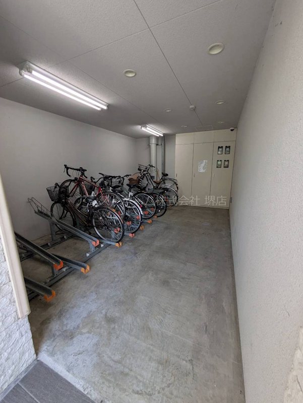 フォレストインサイド鳳 屋根付き駐輪場
