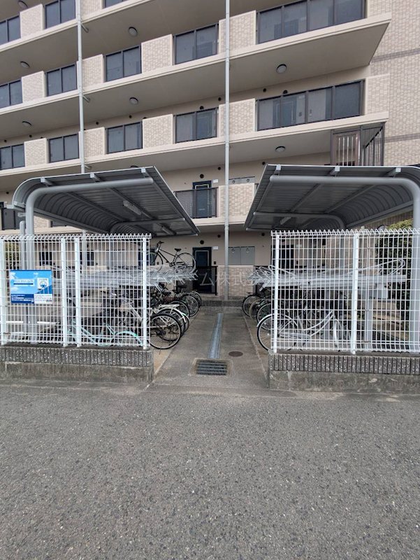 ピュール絆  屋根付き駐輪場