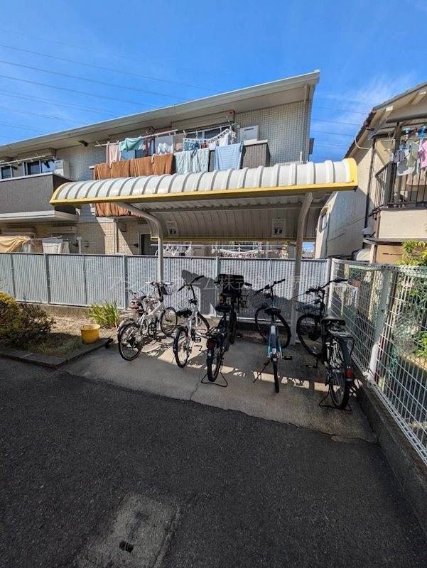 フレンドコーポB棟 屋根付き駐輪場
