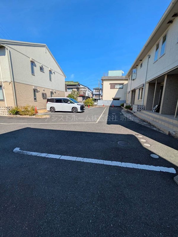 ウィット八平A棟 駐車場