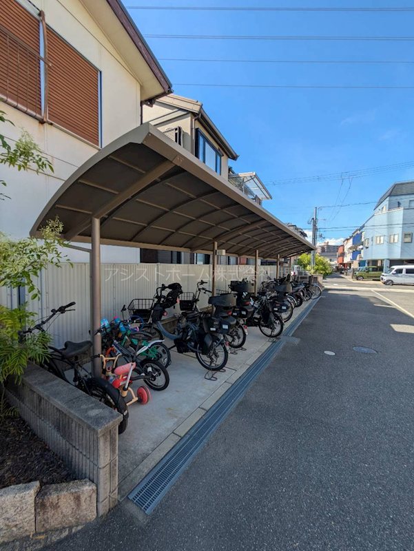 ウィット八平A棟 屋根付き駐輪場